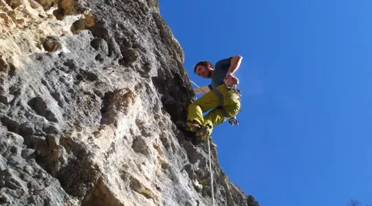 Escalade à Rodellar. Réservez votre défi vertical avec un guide local !